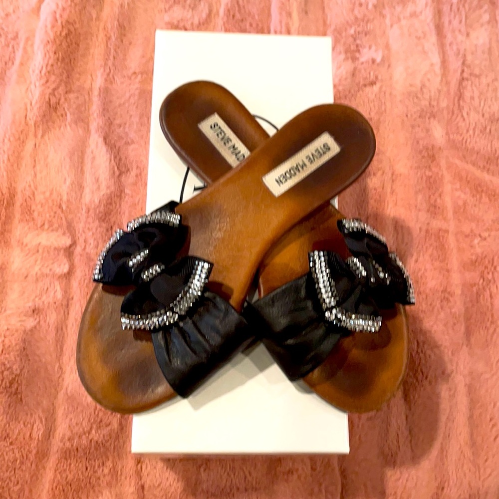 Steve Madden slip on sandals with bow detail.